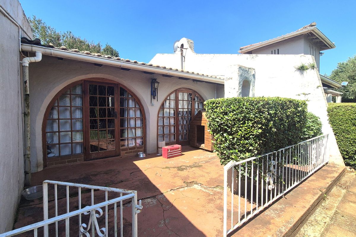 Character 3 Bedroom Freehold Home with Flatlet in River View - Photo 3