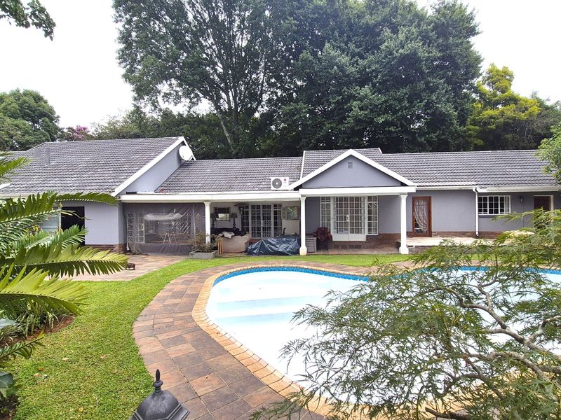 Paradise Among the Palm Trees – Elegant Estate Living in Oak Park - Photo 2