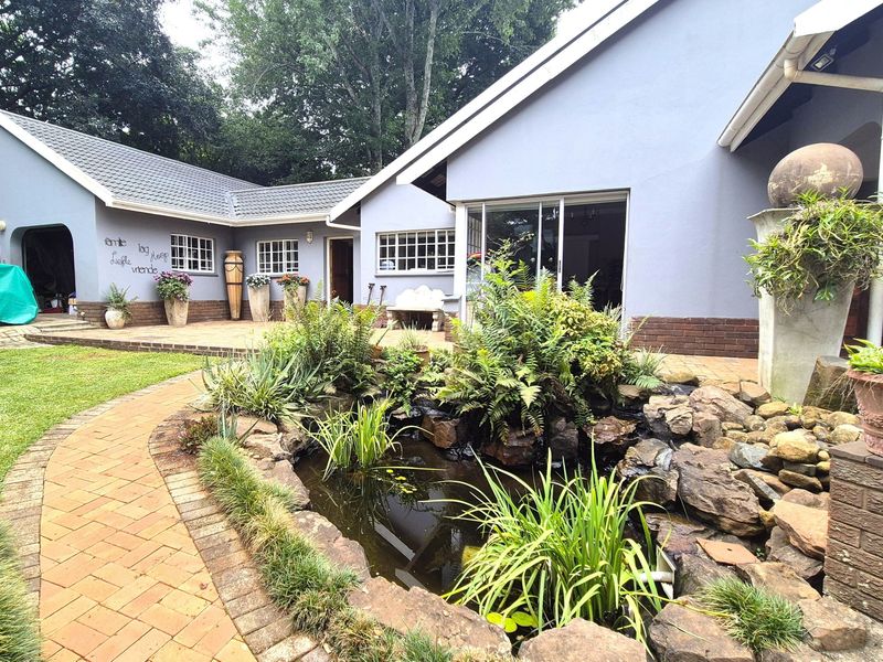 Paradise Among the Palm Trees – Elegant Estate Living in Oak Park - Photo 4