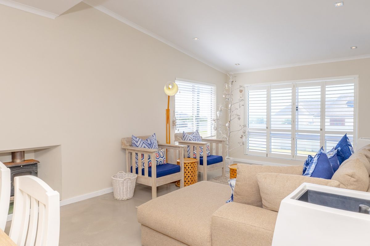 Versatile Coastal Retreat in Agulhas - Photo 4