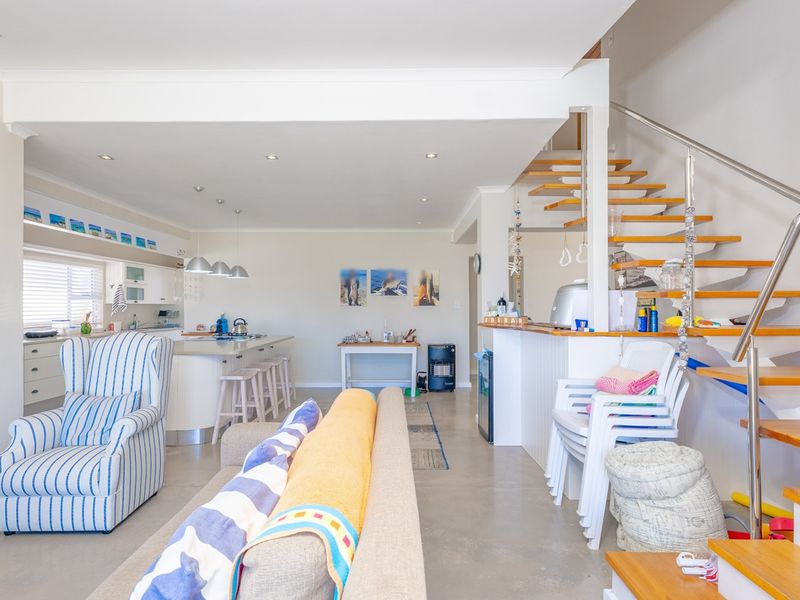 Versatile Coastal Retreat in Agulhas - Photo 10