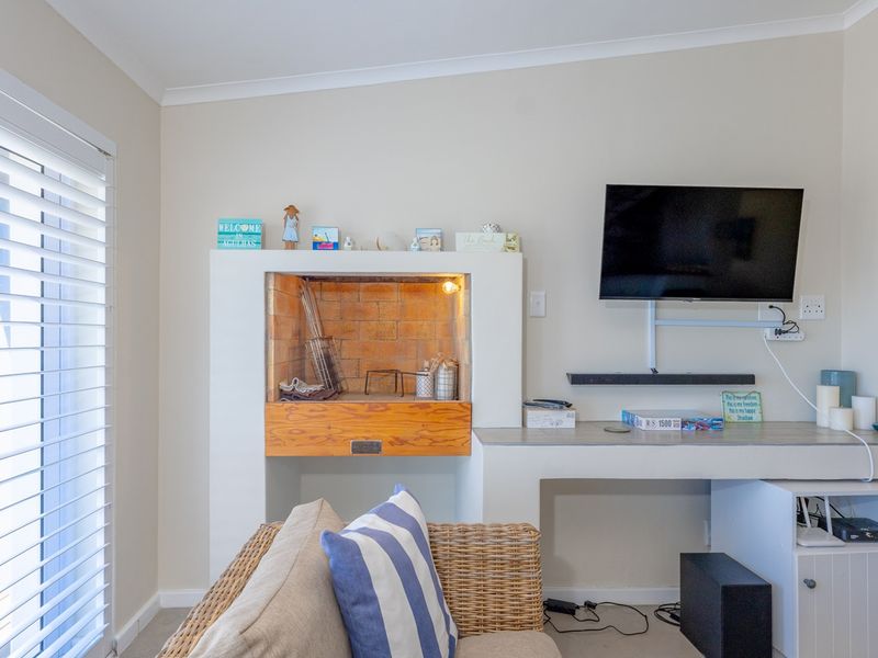 Versatile Coastal Retreat in Agulhas - Photo 9
