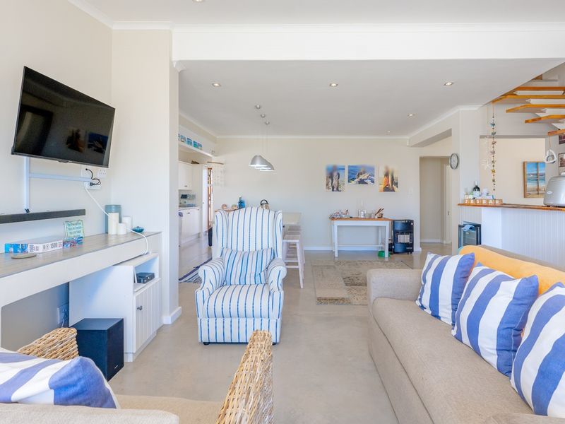 Versatile Coastal Retreat in Agulhas - Photo 8