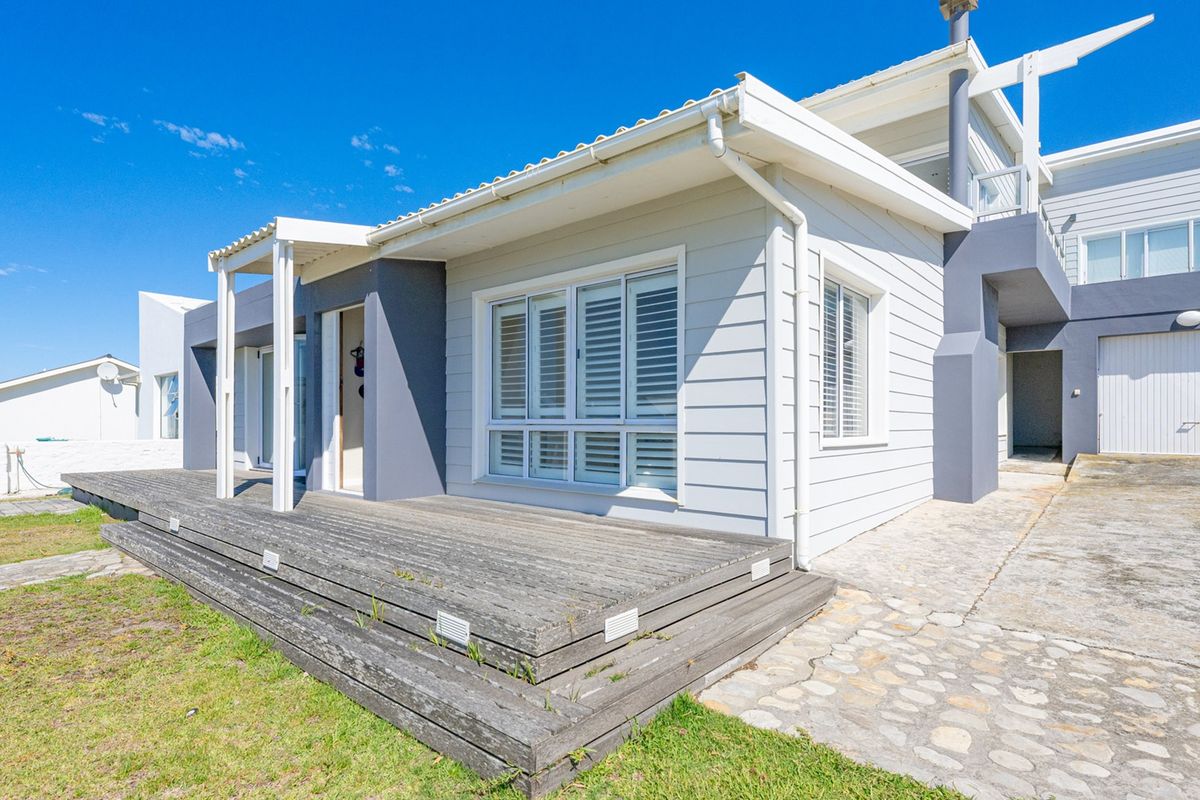 Versatile Coastal Retreat in Agulhas - Photo 3