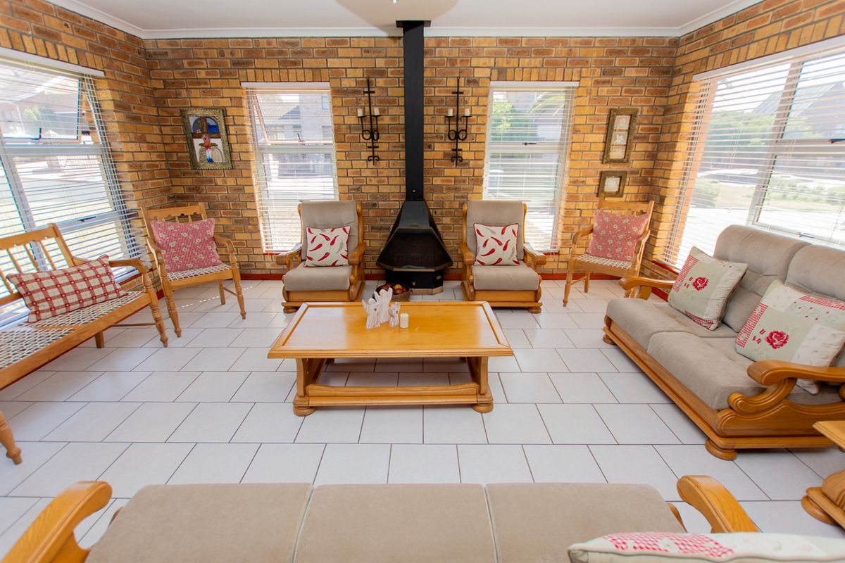 4 Bedroom House for Sale in Bluewater Bay Saldanha with a flatlet!!! - Photo 3