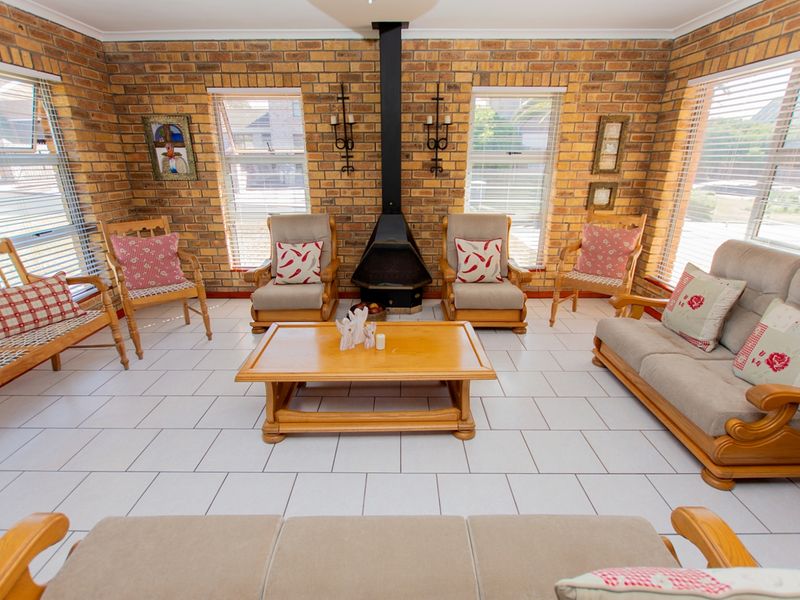 4 Bedroom House for Sale in Bluewater Bay Saldanha with a flatlet!!! - Photo 3