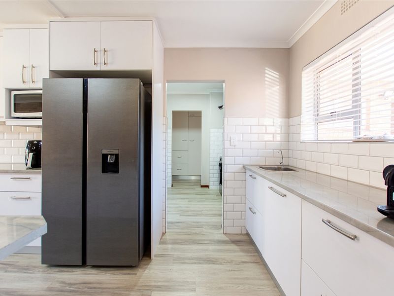 4 Bedroom House for Sale in Bluewater Bay Saldanha with a flatlet!!! - Photo 9