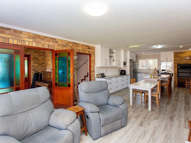 4 Bedroom House for Sale in Bluewater Bay Saldanha with a flatlet!!! - Photo 7