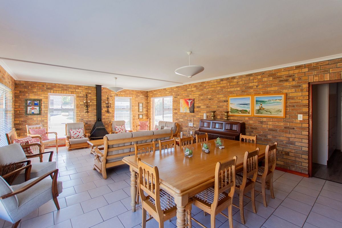 4 Bedroom House for Sale in Bluewater Bay Saldanha with a flatlet!!! - Photo 2