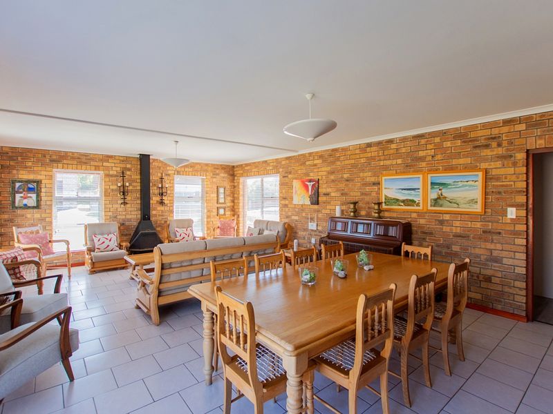 4 Bedroom House for Sale in Bluewater Bay Saldanha with a flatlet!!! - Photo 2