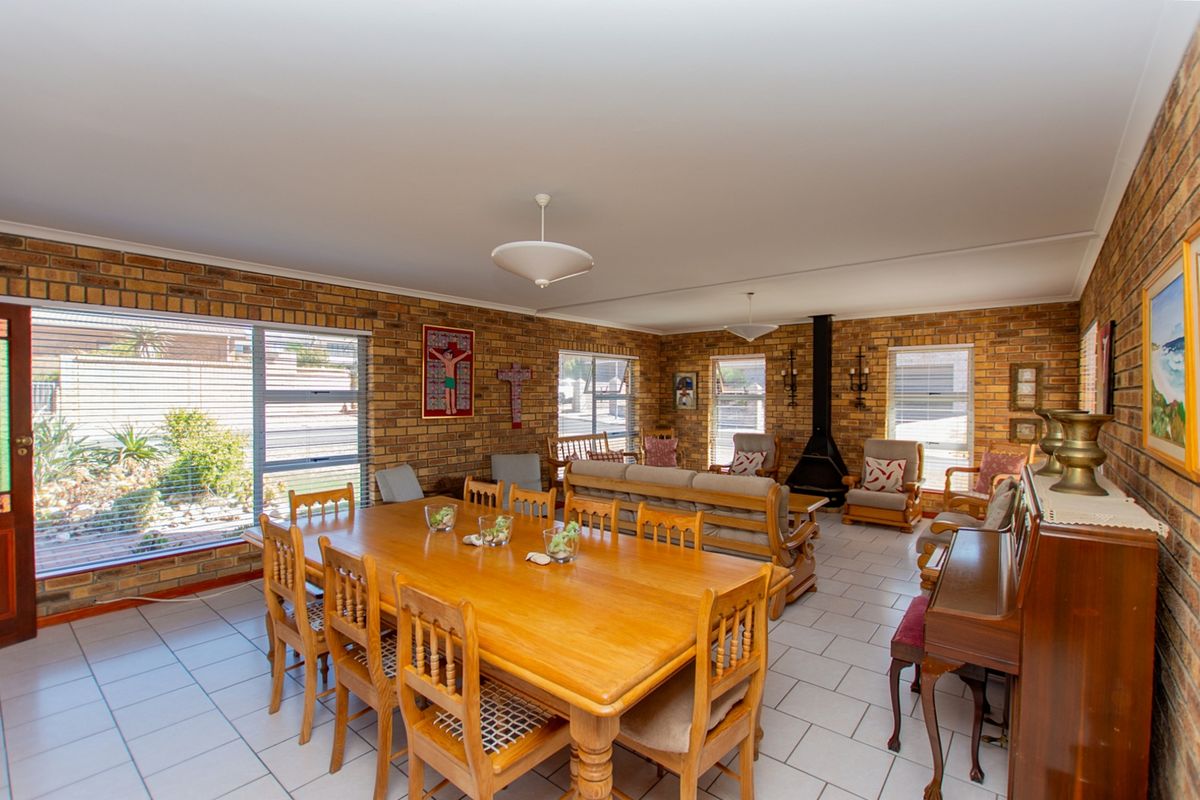 4 Bedroom House for Sale in Bluewater Bay Saldanha with a flatlet!!! - Photo 4