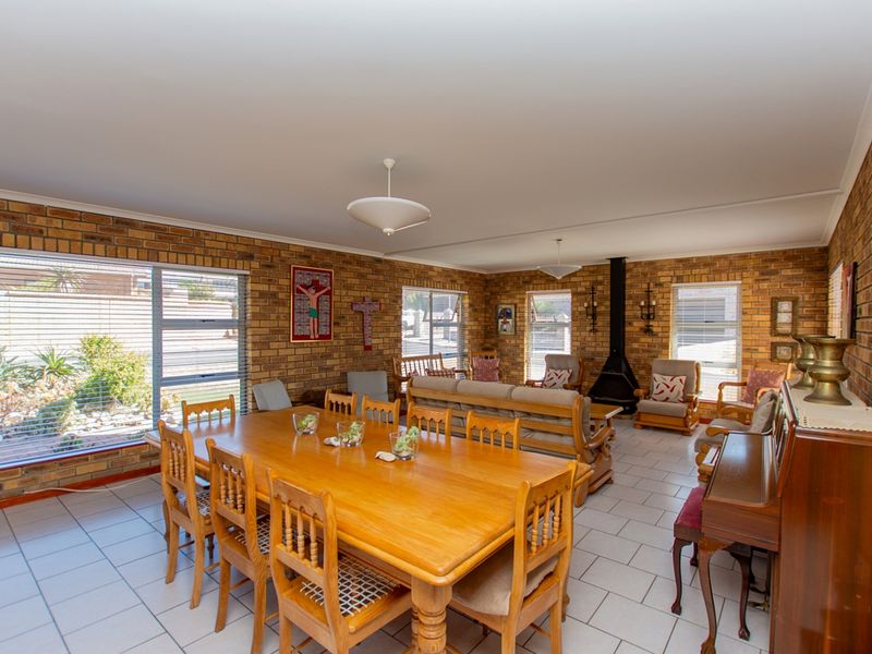 4 Bedroom House for Sale in Bluewater Bay Saldanha with a flatlet!!! - Photo 4
