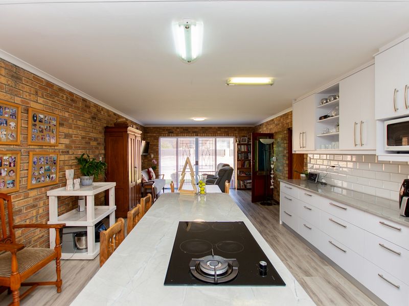 4 Bedroom House for Sale in Bluewater Bay Saldanha with a flatlet!!! - Photo 10