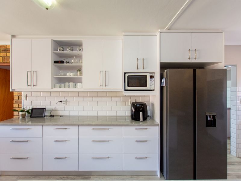 4 Bedroom House for Sale in Bluewater Bay Saldanha with a flatlet!!! - Photo 8