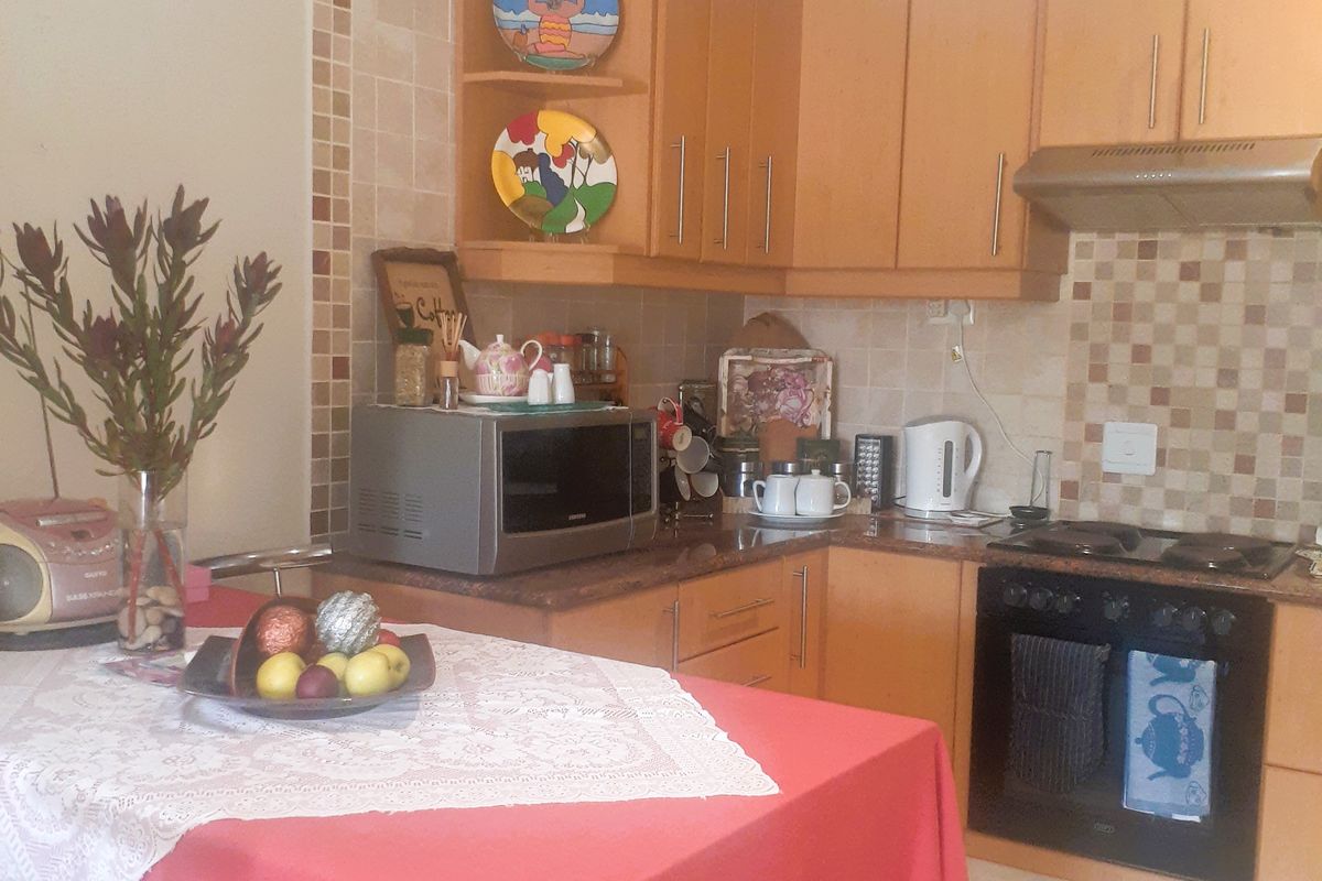 Charming 2-Bedroom Flat in a Tranquil, Sought-After Suburb - Photo 3