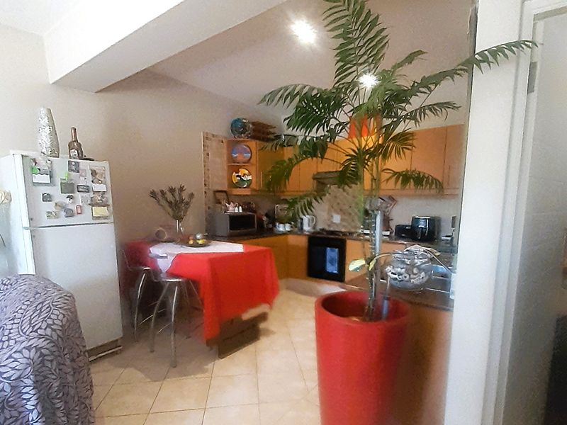 Charming 2-Bedroom Flat in a Tranquil, Sought-After Suburb - Photo 1
