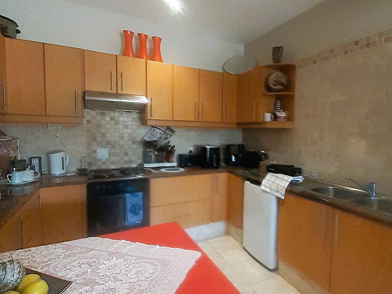 Charming 2-Bedroom Flat in a Tranquil, Sought-After Suburb - Photo 8