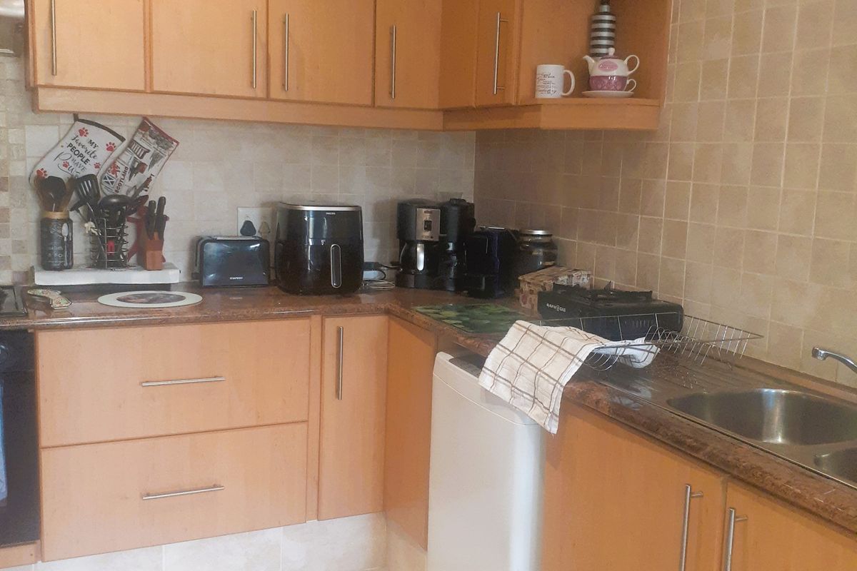 Charming 2-Bedroom Flat in a Tranquil, Sought-After Suburb - Photo 4