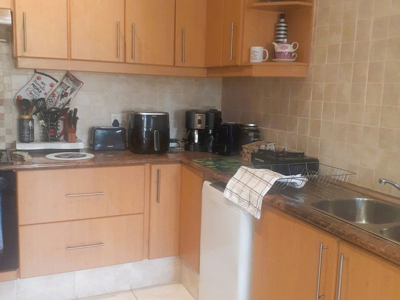 Charming 2-Bedroom Flat in a Tranquil, Sought-After Suburb - Photo 4
