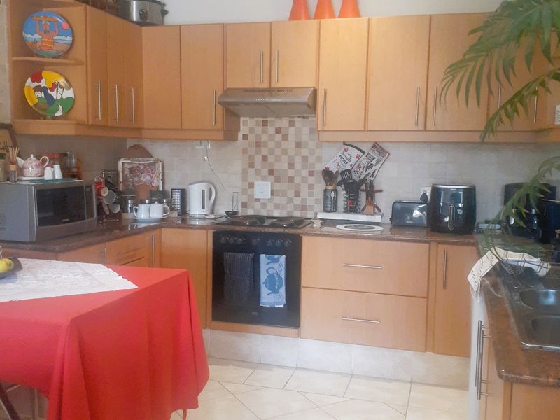 Charming 2-Bedroom Flat in a Tranquil, Sought-After Suburb - Photo 6