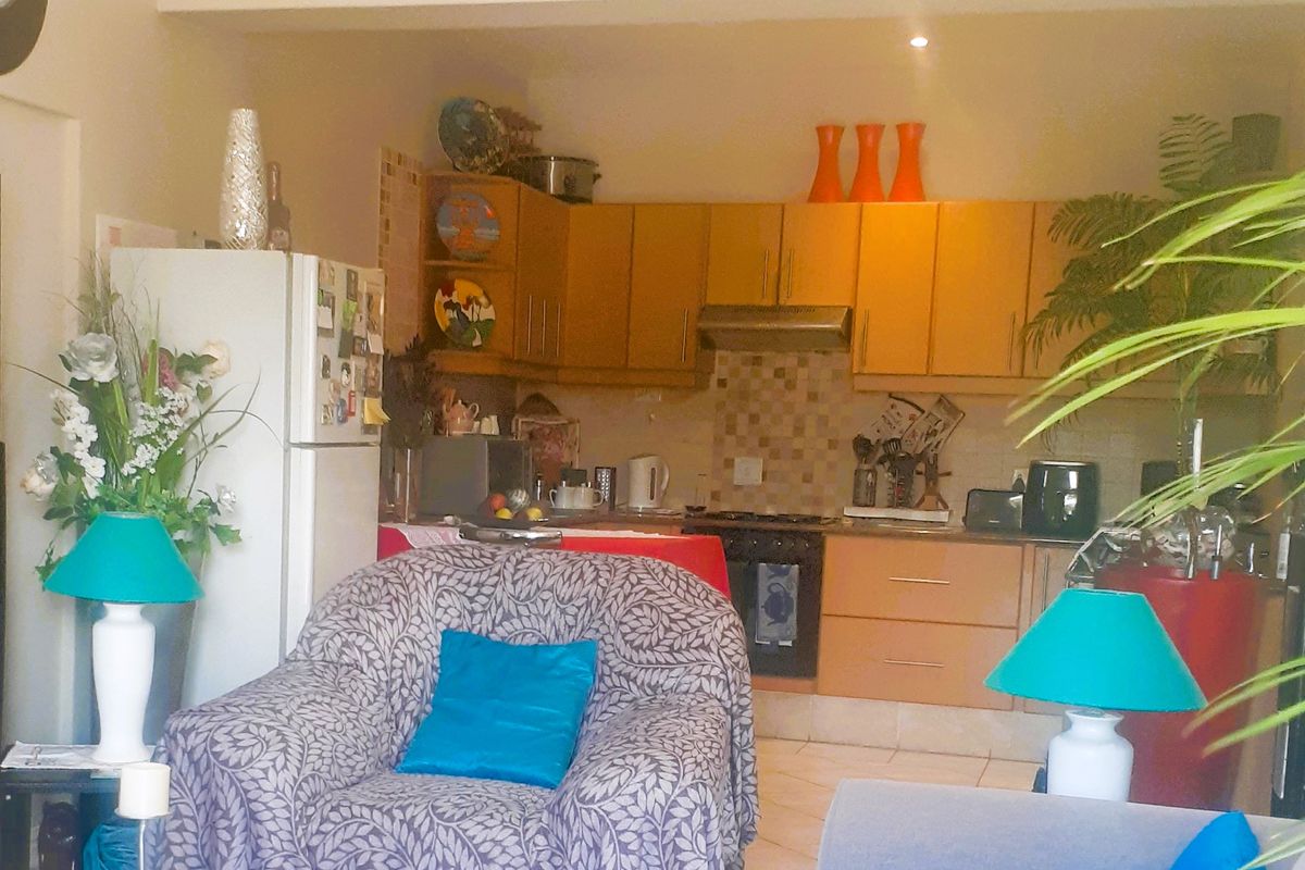 Charming 2-Bedroom Flat in a Tranquil, Sought-After Suburb - Photo 2