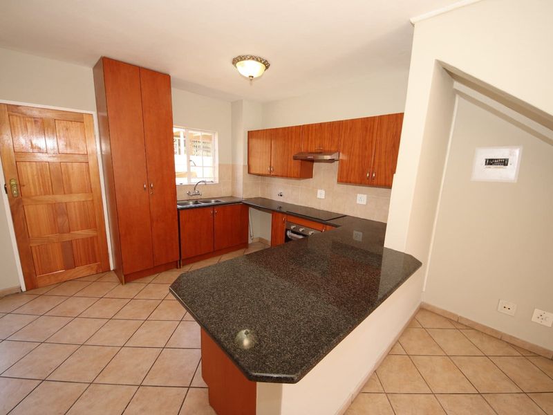 Immaculate 2-Bedroom Duplex in Secure Complex - Photo 8