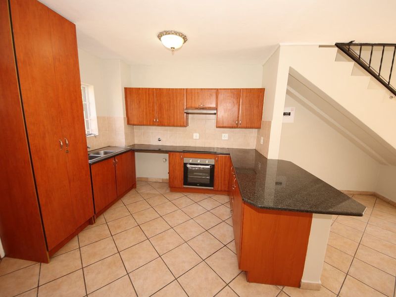 Immaculate 2-Bedroom Duplex in Secure Complex - Photo 7