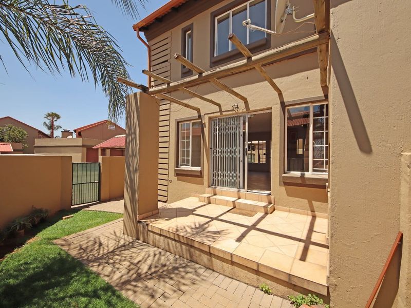 Immaculate 2-Bedroom Duplex in Secure Complex - Photo 2