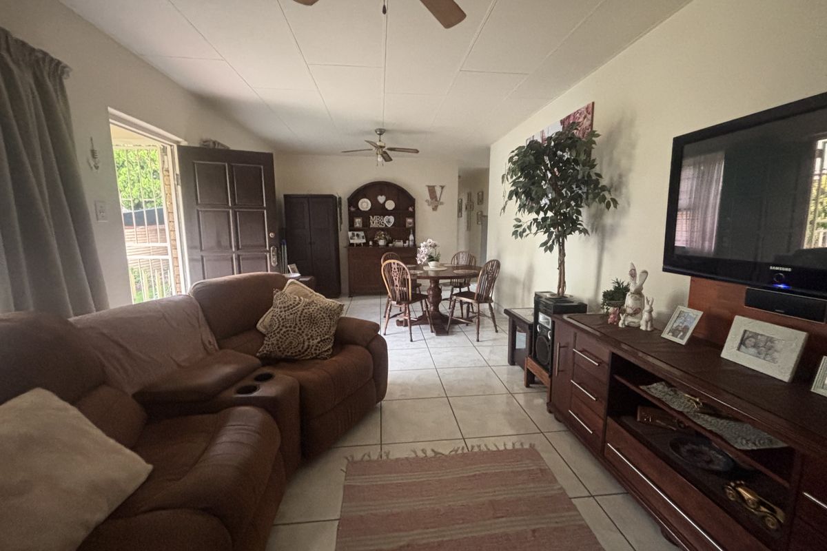 Full Title Town House in Del Judor- Exclusive Sole Agent - Photo 3