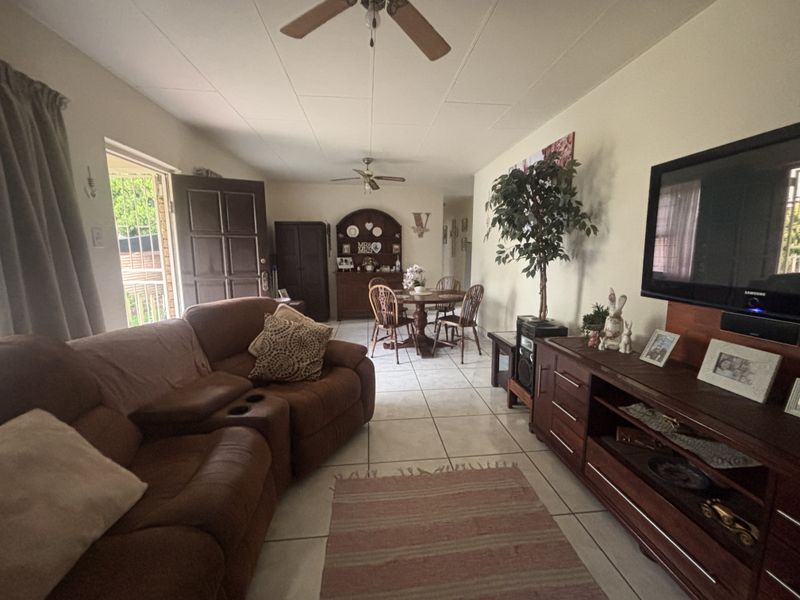Full Title Town House in Del Judor- Exclusive Sole Agent - Photo 3