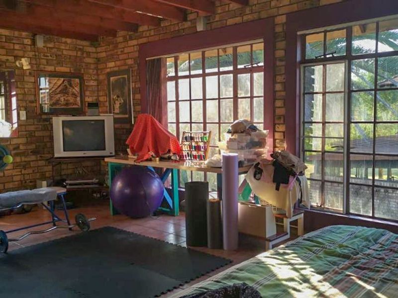 Delightful, north facing, architecturally designed family home - Photo 6