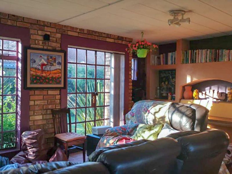 Delightful, north facing, architecturally designed family home - Photo 5