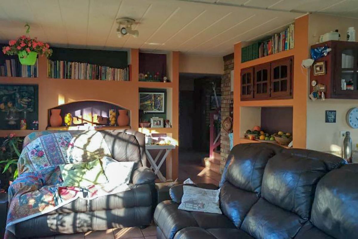 Delightful, north facing, architecturally designed family home - Photo 2