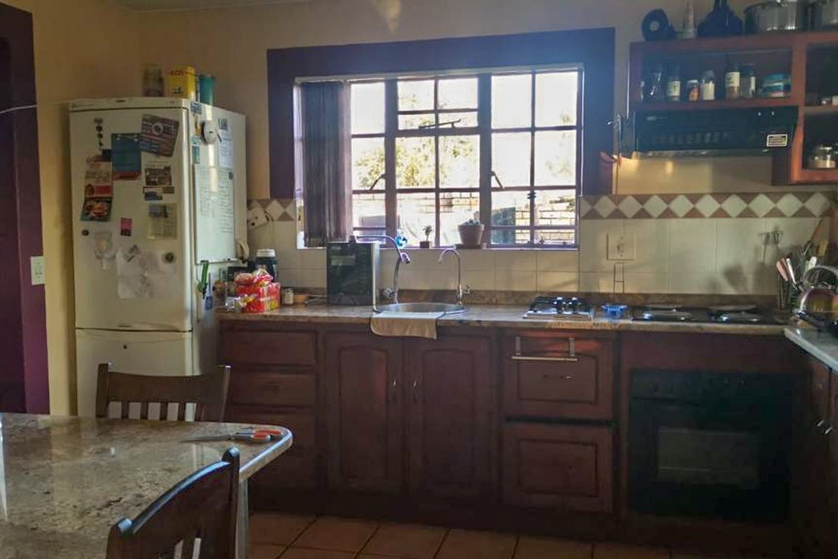 Delightful, north facing, architecturally designed family home - Photo 4