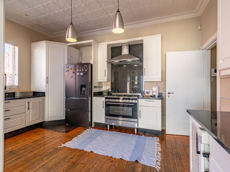 Stunning Modern Home with Self-Contained Cottage in Kensington - Photo 7