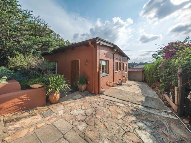 Charming  Kensington Character Residence with Income-Generating Cottage - Photo 2