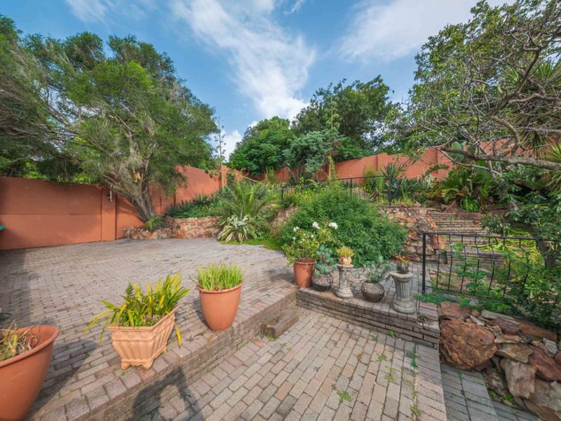 Charming  Kensington Character Residence with Income-Generating Cottage - Photo 3