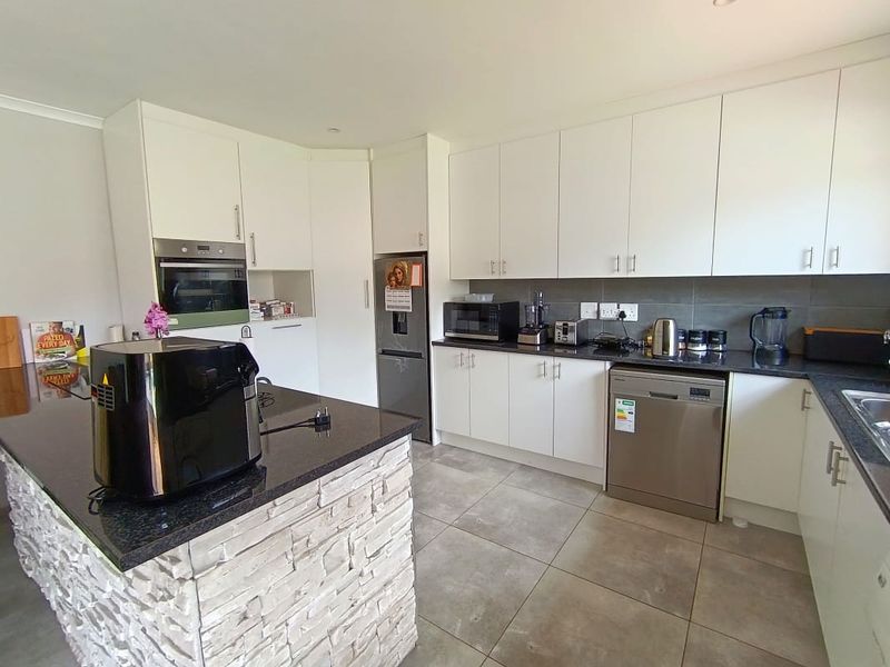 Prime Position Family Home & Modern Cottage - Photo 6