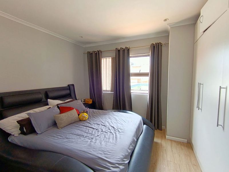 Prime Position Family Home & Modern Cottage - Photo 10