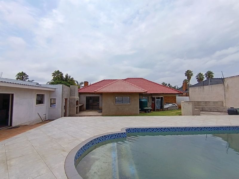 Prime Position Family Home & Modern Cottage - Photo 3