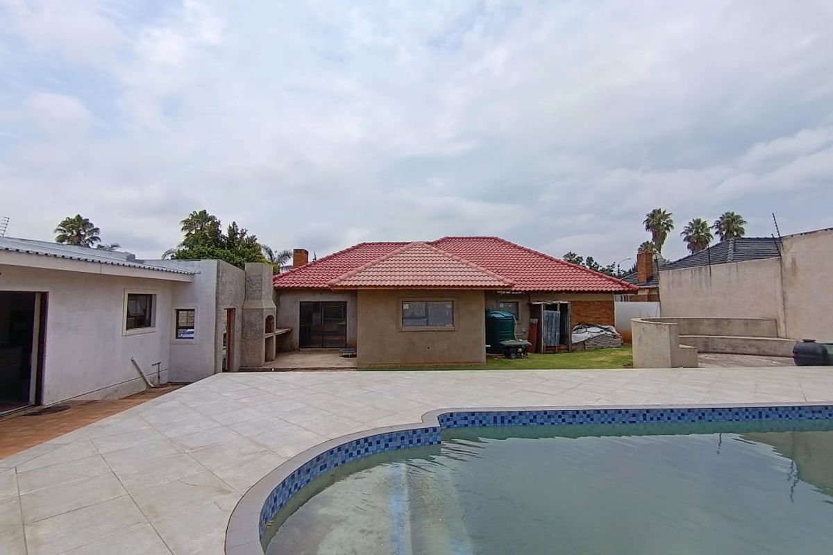 Prime Position Family Home & Modern Cottage - Photo 3