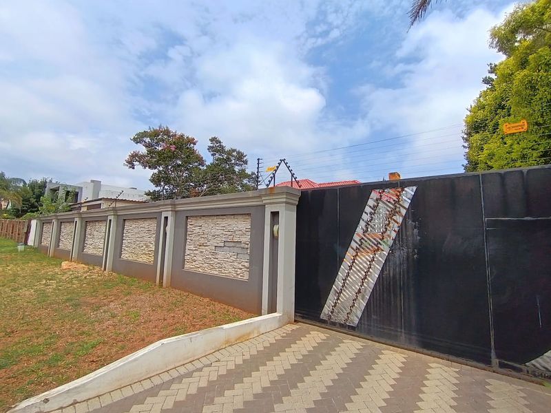 Prime Position Family Home & Modern Cottage - Photo 2