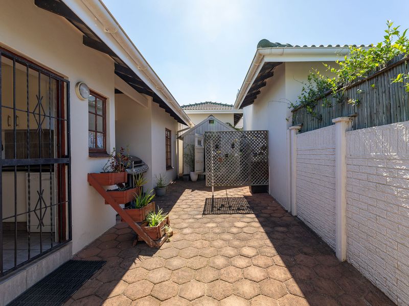 Stepless, Secure, Pet Friendly! - Photo 7