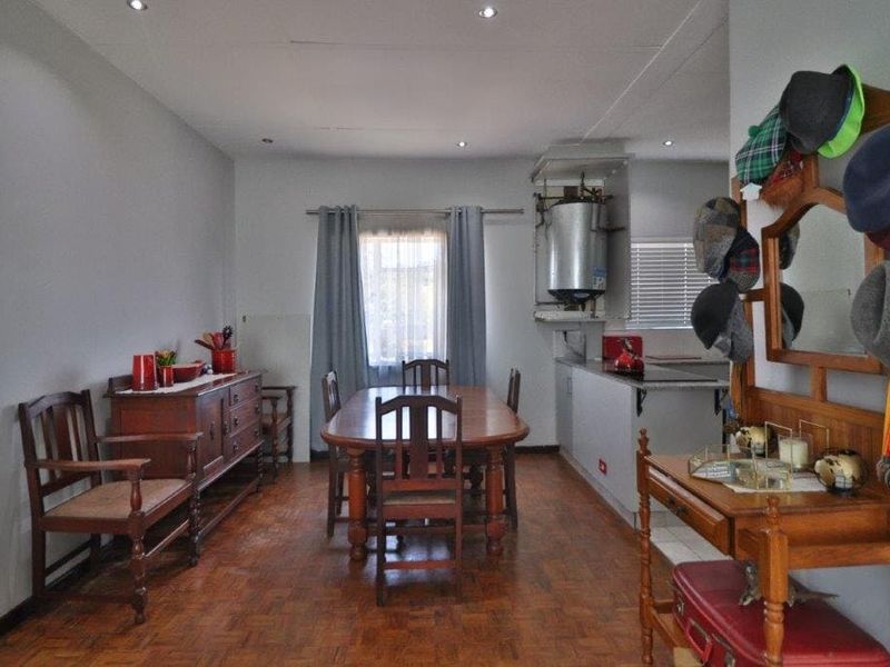 A beautifully presented upper-level apartment is now available at Holland Hill, Clarendon - Photo 10