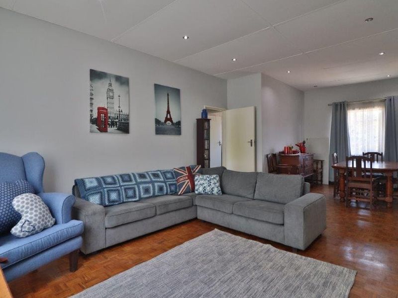 A beautifully presented upper-level apartment is now available at Holland Hill, Clarendon - Photo 8