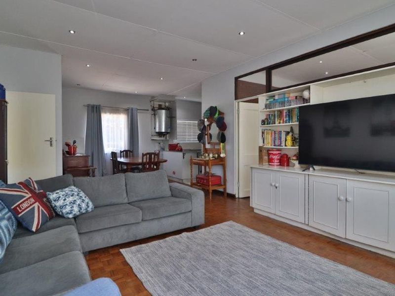 A beautifully presented upper-level apartment is now available at Holland Hill, Clarendon - Photo 7