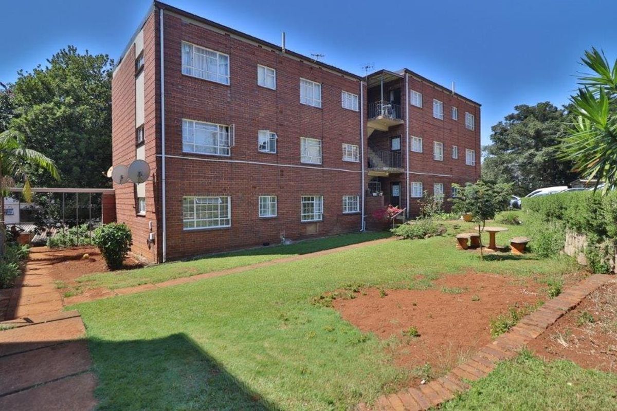 A beautifully presented upper-level apartment is now available at Holland Hill, Clarendon - Photo 2