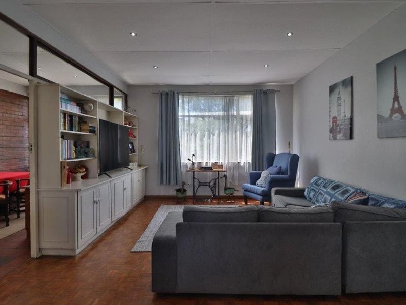 A beautifully presented upper-level apartment is now available at Holland Hill, Clarendon - Photo 5