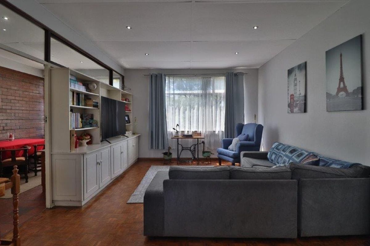 A beautifully presented upper-level apartment is now available at Holland Hill, Clarendon - Photo 5