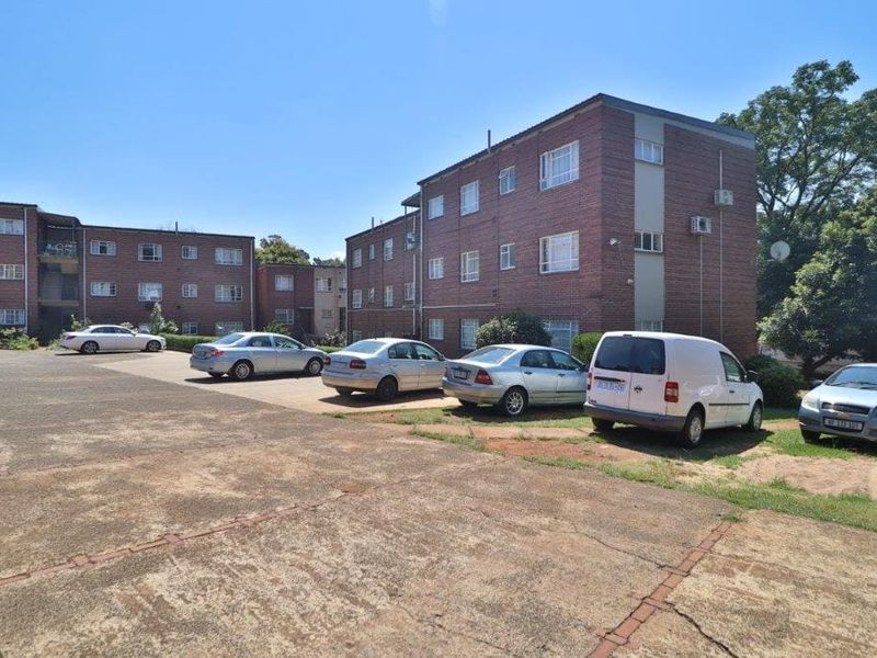 A beautifully presented upper-level apartment is now available at Holland Hill, Clarendon - Photo 3